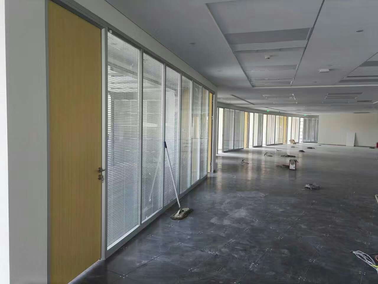 武威办公玻璃隔断施工-想买高品质兰州玻璃隔断就到甘肃艾尚空间装饰材料