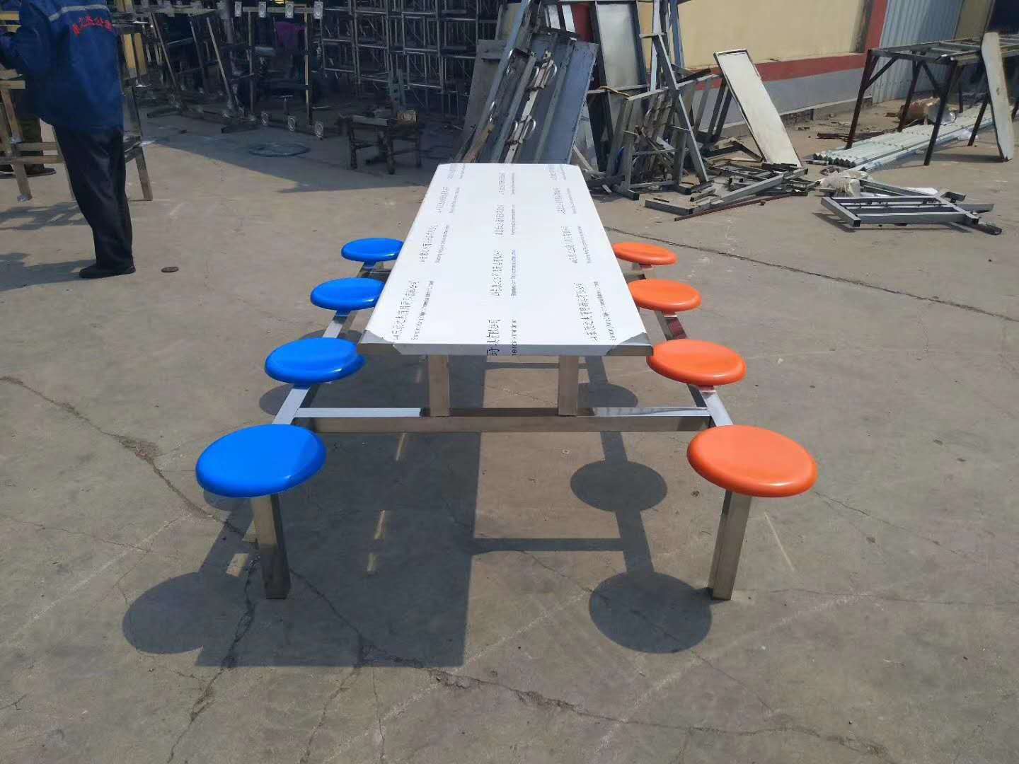 威海市工人食堂餐桌椅设计,中学生餐桌椅供应