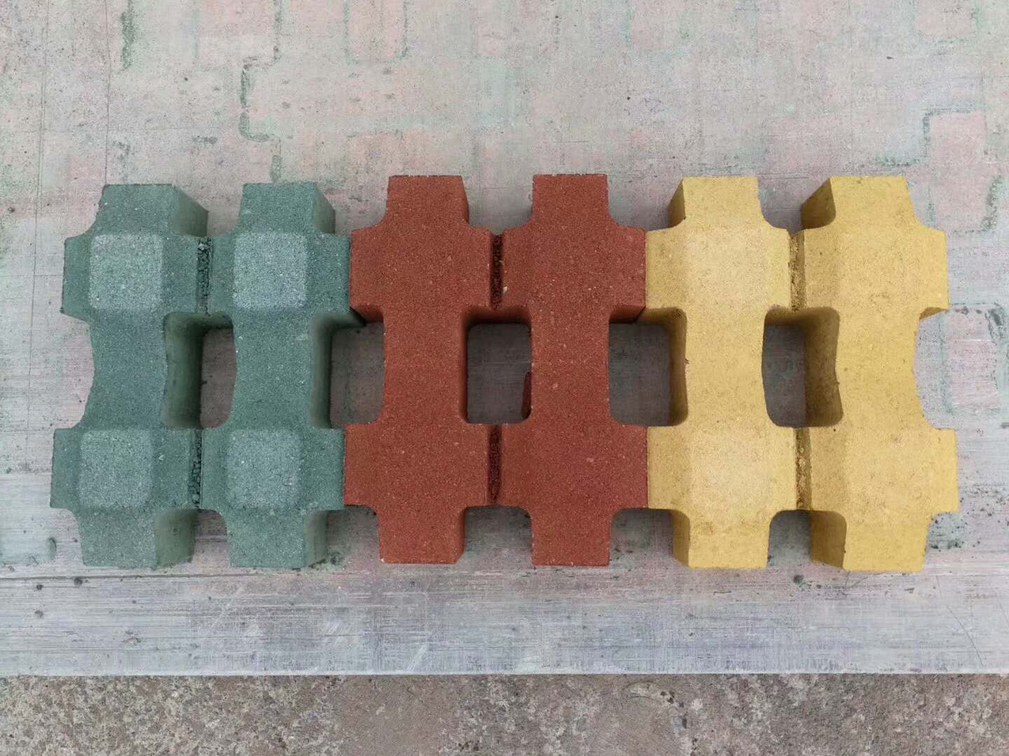 新密草坪砖批发,九孔草坪砖费用