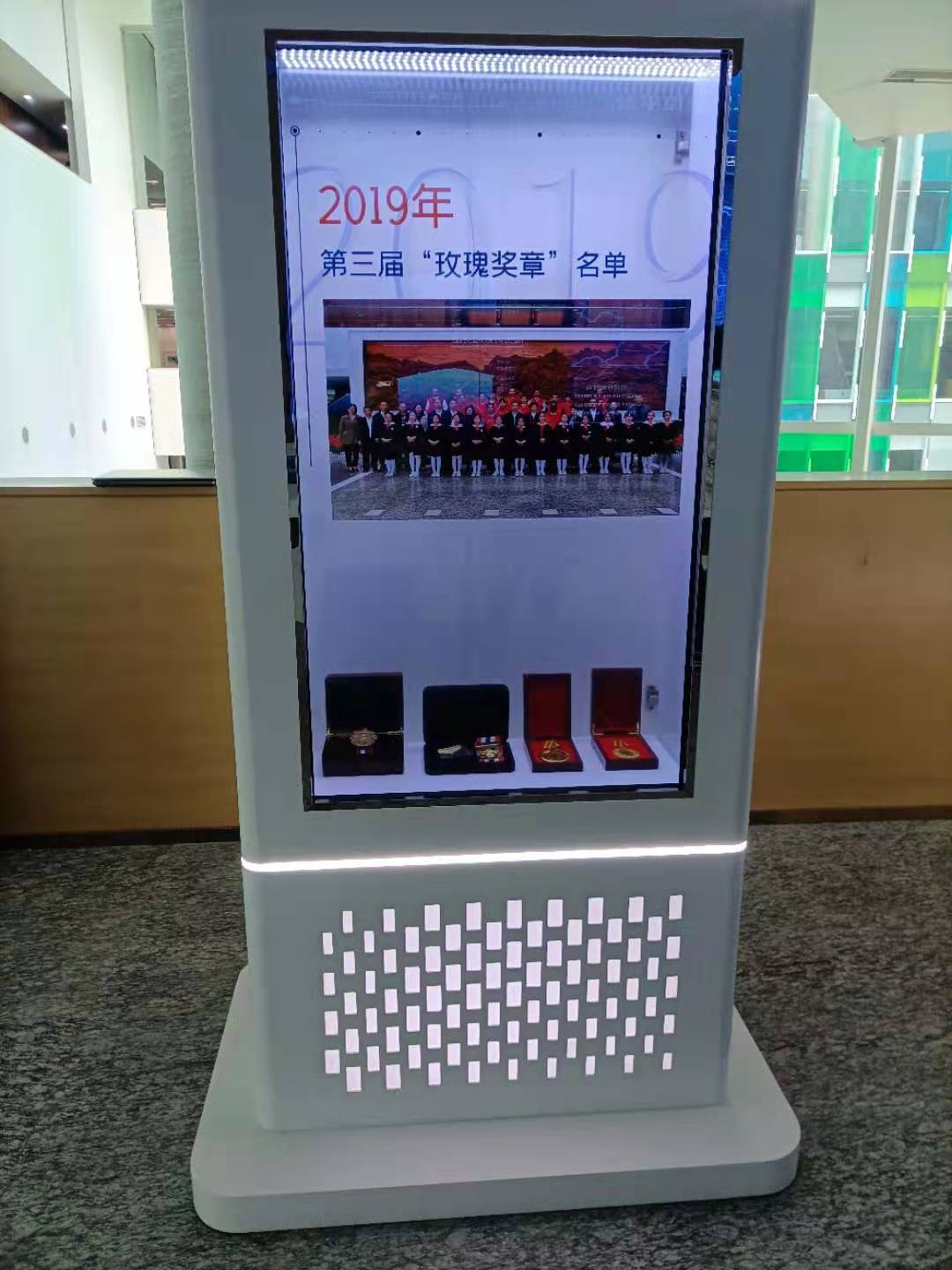 云南广告透明屏展示柜公司,触摸透明屏展示柜图片